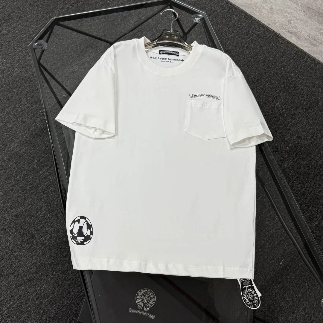 P170 Chrome Hearts Chrome Hearts 25 high version. The fabric is made of 300 grams of high-density cotton. It does not deform or shrink. It has three labels. It is the same style for men and women. Technology: digital printing. Color: white, black, pink. SIZE: S-XL